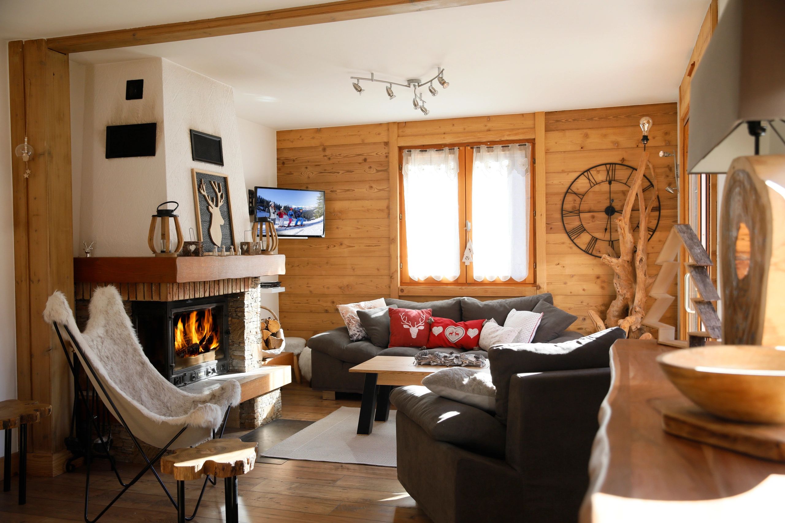 Comfortable furnished living room for mid-term rental
